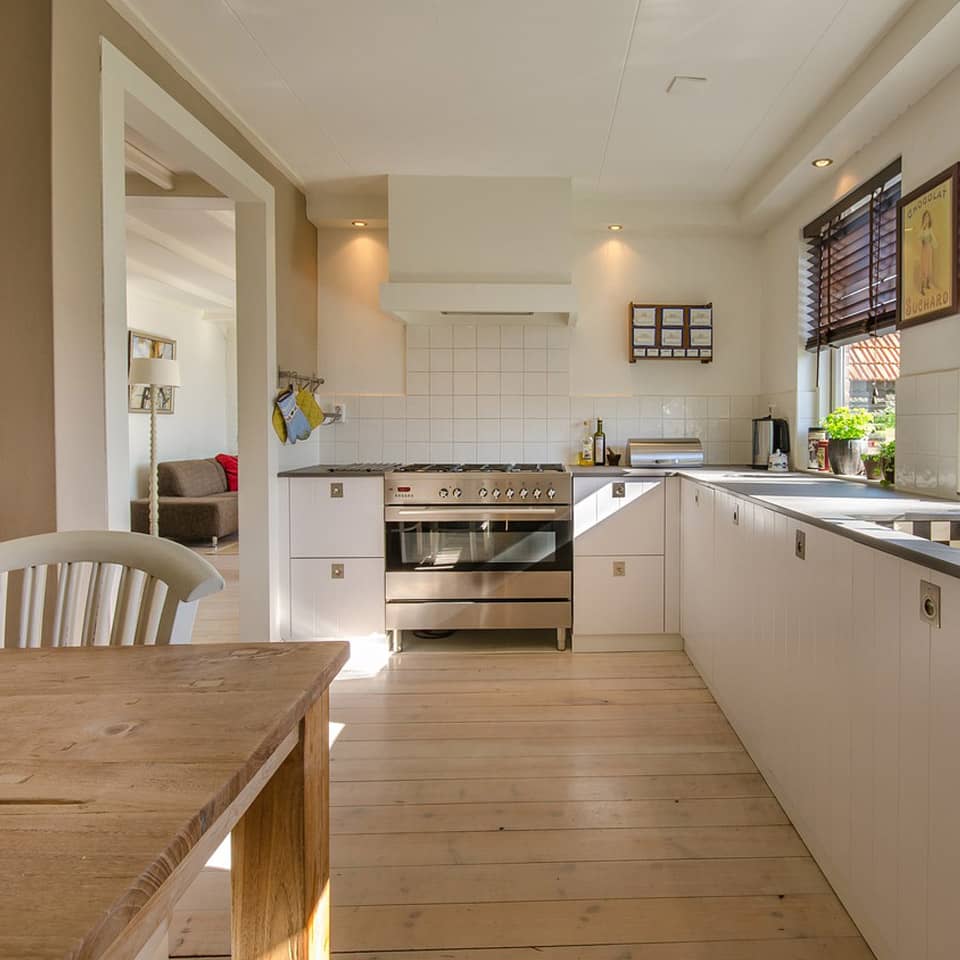 Sprzątanie mieszkań przy użyciu profesjonalnych narzędzi